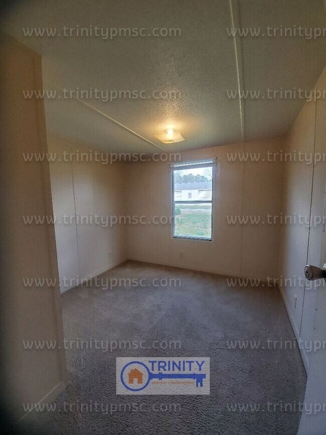 Building Photo - HUGE LOT! Pets welcome!
