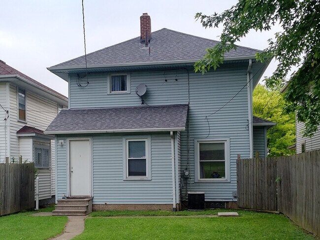 Building Photo - 916 E Stewart St