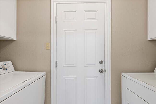 Building Photo - Charming Newly Remodeled Rental Home in a Quiet Neighborhood