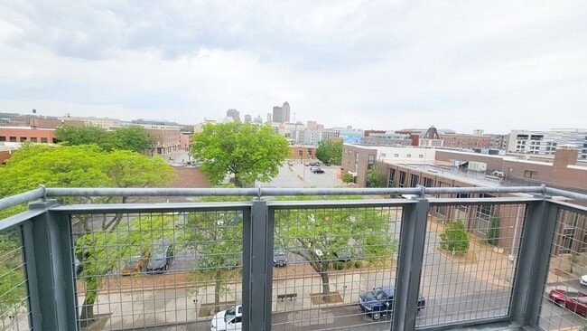 Building Photo - Incredible Top-Floor 1BR with Skyline View...