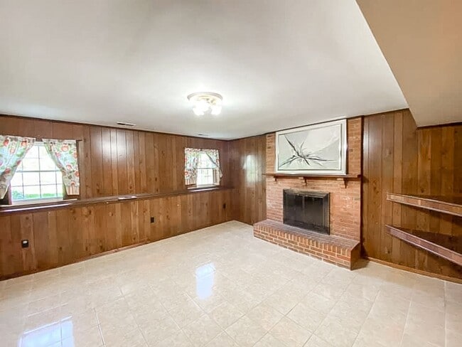 Building Photo - Beautifully Maintained 3 Bed 2 Bath Single...