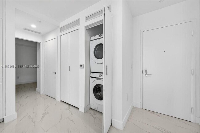 Building Photo - 700 NE 24th St