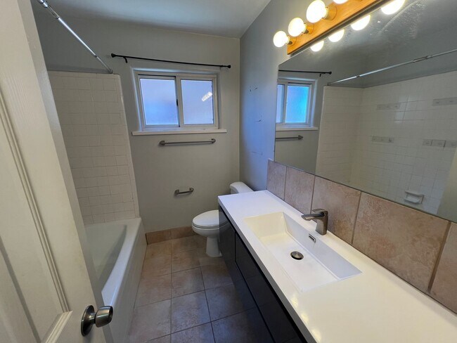 Building Photo - NE 3/BD 2/BA 2/CG