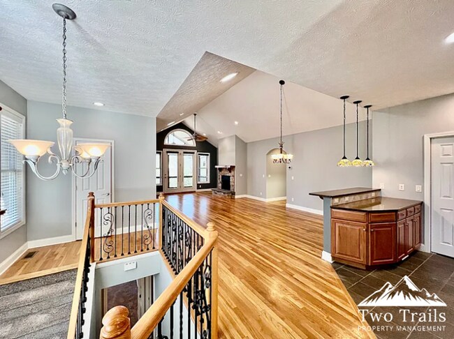 Building Photo - LUXURY MOUNTAIN LIVING IN GATED COMMUNITY