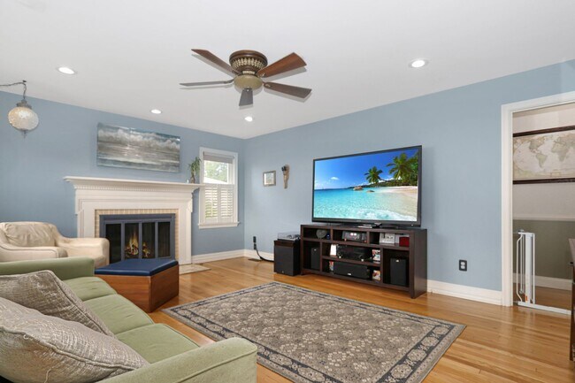 Building Photo - Beautiful Waterview Home on Chesapeake Ave...