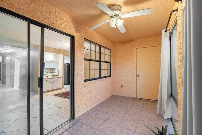 Building Photo - 833 Country Club Dr SE