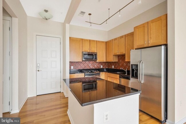 Building Photo - Welcome home to one of Arlington's most sought after neighborhoods.