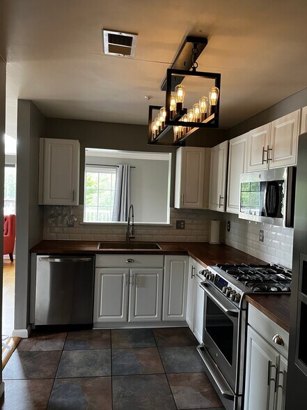 Building Photo - 6607 Thackwell Way