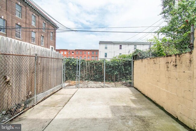 Building Photo - 1635 Fontain St