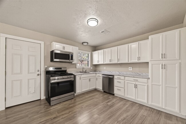 Building Photo - 1221 Parkway Dr