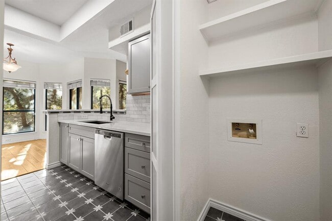 Building Photo - 4711 Spicewood Springs Rd