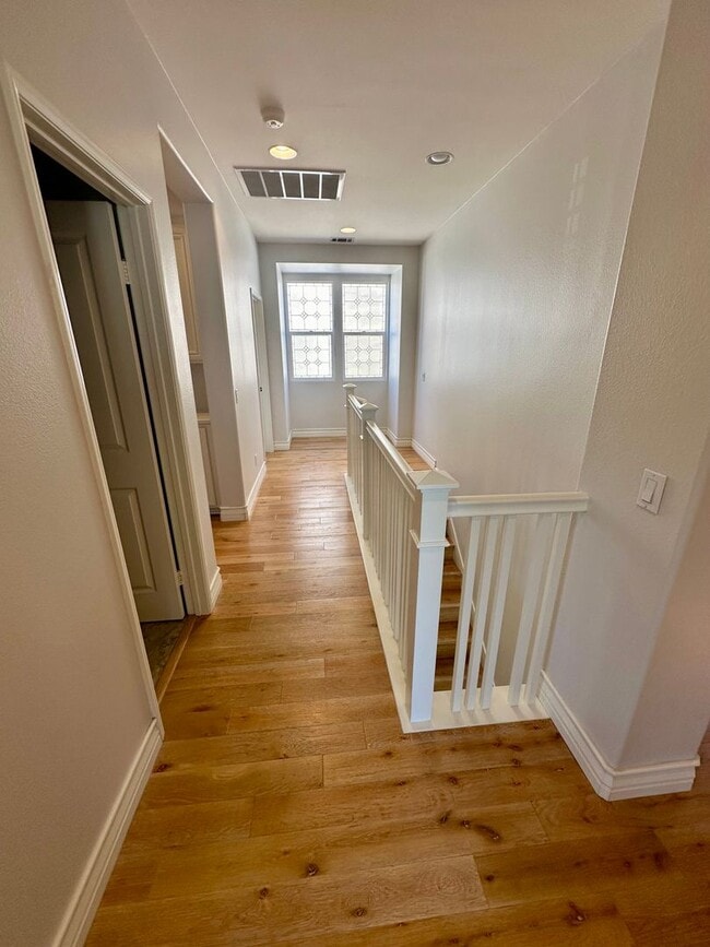 Building Photo - 4 bedroom beautiful Irvine home in gated N...