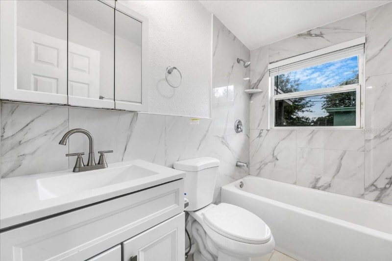 Building Photo - 2110 Alemanda Dr