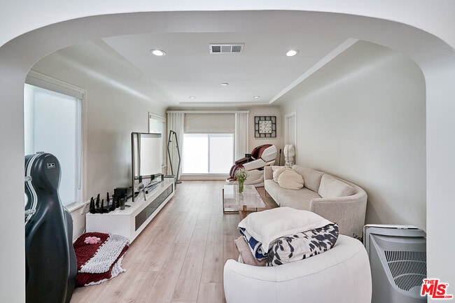 Building Photo - 1310 S Rimpau Blvd