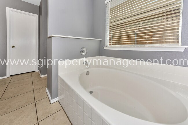 Building Photo - 413 Windy Hill Ln