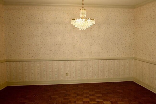 Building Photo - FOR LEASE!!
