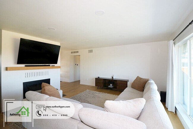 Building Photo - 1225 Manzanita Hills Ave