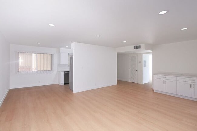 Building Photo - 3155 Montrose Ave