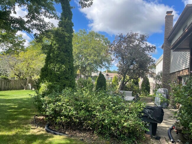 Building Photo - 1925 E Waverly Ln