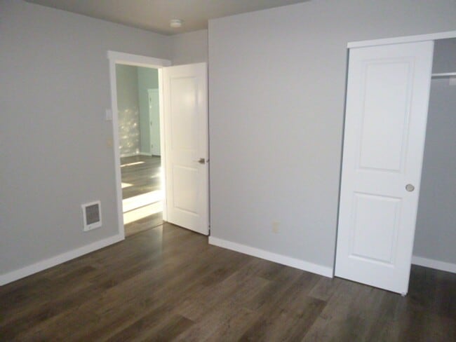 Building Photo - 2 bedroom close to the beach