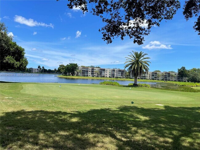 Building Photo - 1831 Sabal Palm Dr