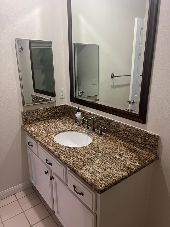 Building Photo - Huge 2 bed 2 bath condo.  2 balconies peek a boo ocean views