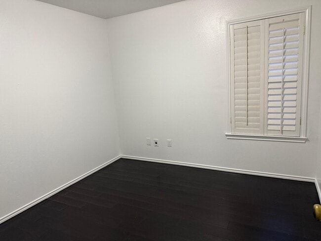 Building Photo - 1940 Cliffrose Dr