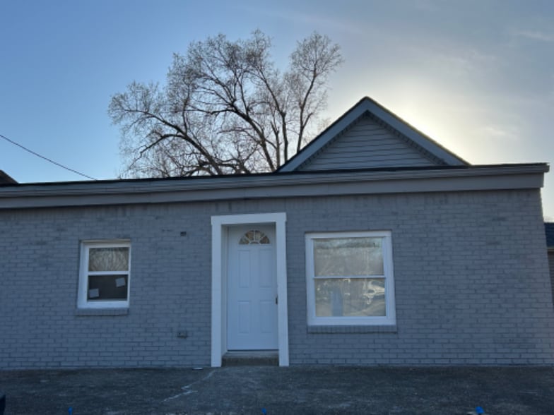 Building Photo - 811 W 8th St