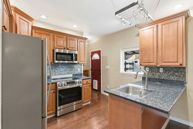 Building Photo - Charming 3 Bedroom/4 Bathroom Detached Home Located In The South Side Flats.  Available Immediately.