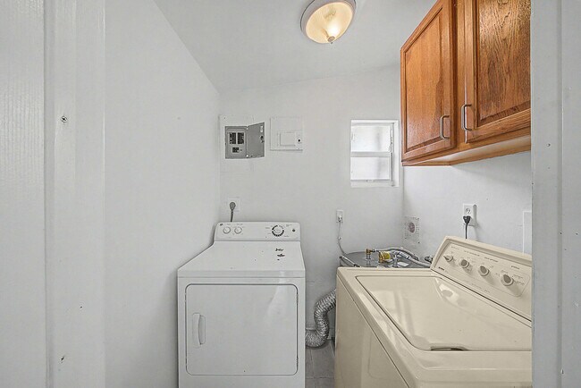 Building Photo - 301 SE 21st Ave