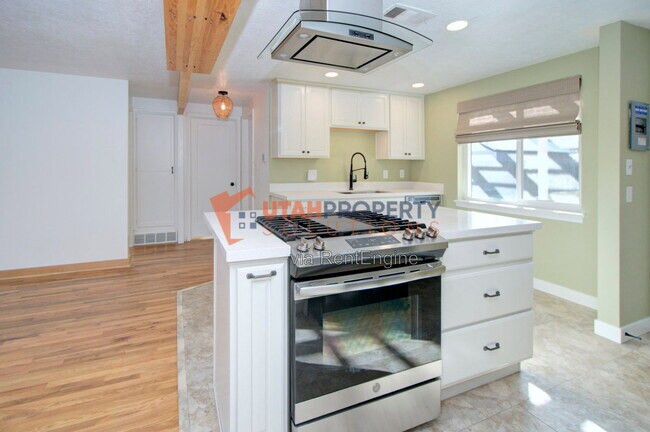 Building Photo - 860 Vics Rd
