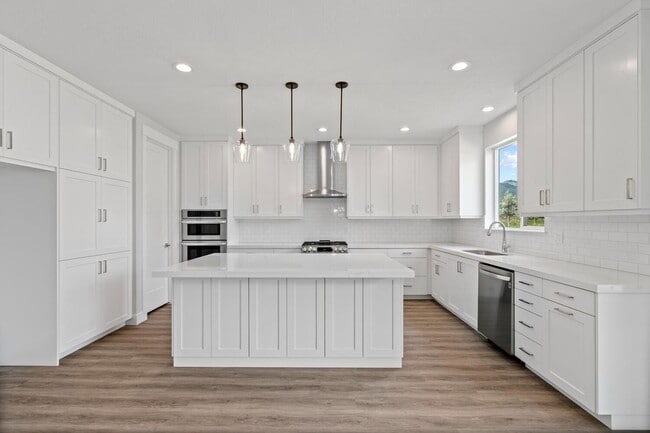 Building Photo - Cozy, Bright, and Spacious Home Nestled in Midway