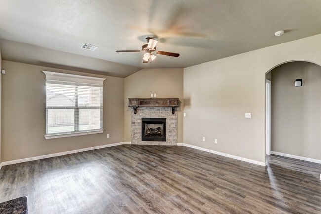 Building Photo - NEWER HOME IN MUSTANG SCHOOL DISTRICT AVAI...