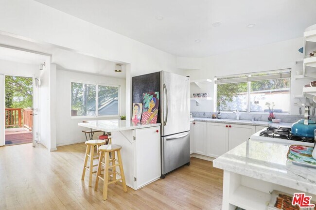 Building Photo - 1563 Lucretia Ave