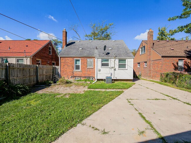 Building Photo - 127 Auburn St