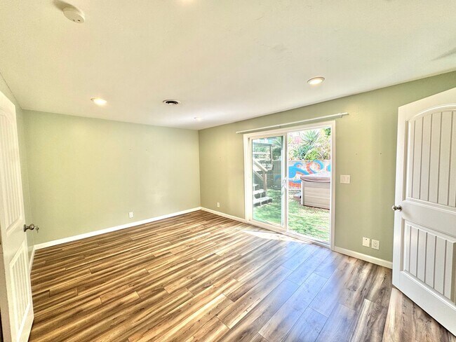 Building Photo - Huge Oak Park Home! 4bd/2.5ba house with incredible yard w/ VIEWS + spa, A/C, garage, W/D!