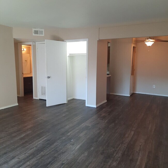 Building Photo - 2 bdrm 2 bath apt.