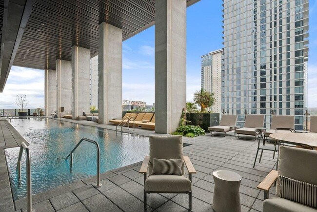 Building Photo - 610 Davis St