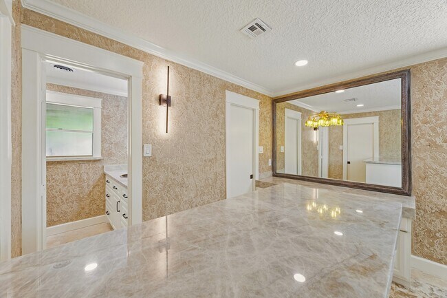 Building Photo - 37 Champions Colony E
