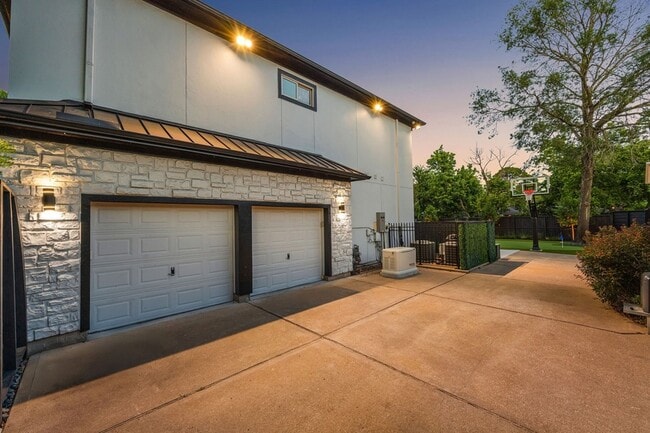 Building Photo - 8745 Tollis St