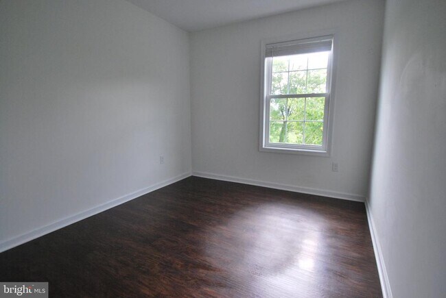 Building Photo - 10266 Hume Rd