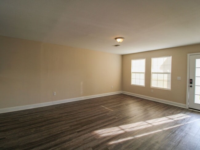 Building Photo - 140 Meadows Ln