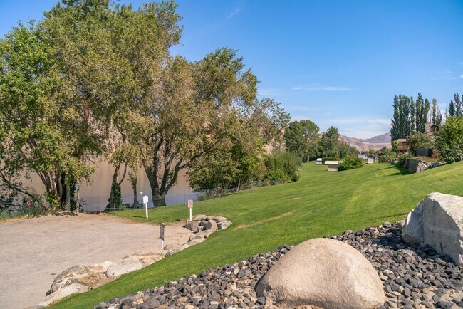 Building Photo - Luxurious Fully Furnished 3-Bedroom, 4-Bat...