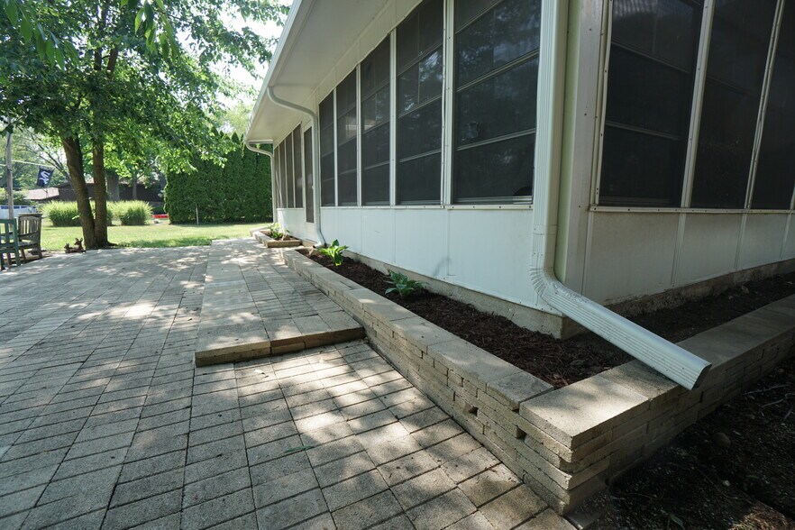 Building Photo - 28W383 Behrs Circle Dr S