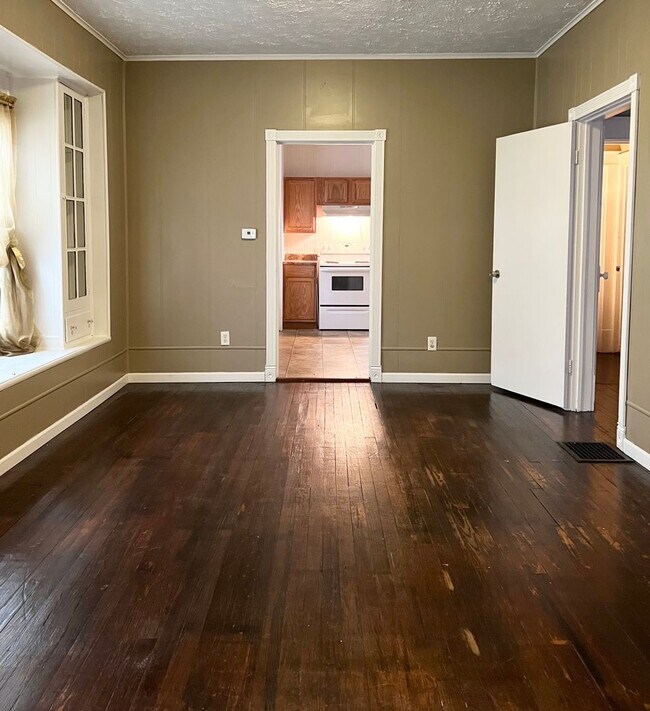 Building Photo - Charming 3-Bedroom Home with Garage & Fenced Yard!