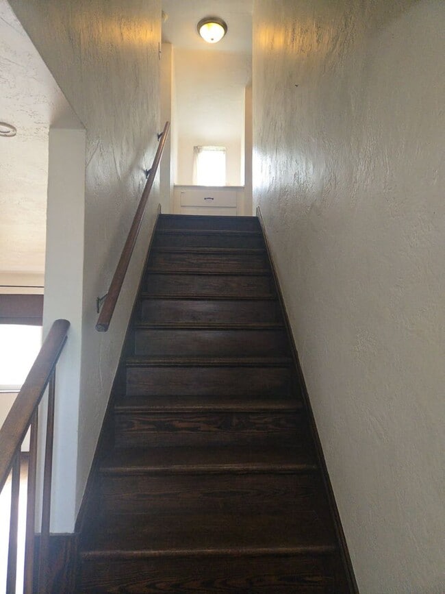 Building Photo - Welcome to this charming 3-bedroom, 1-bath...