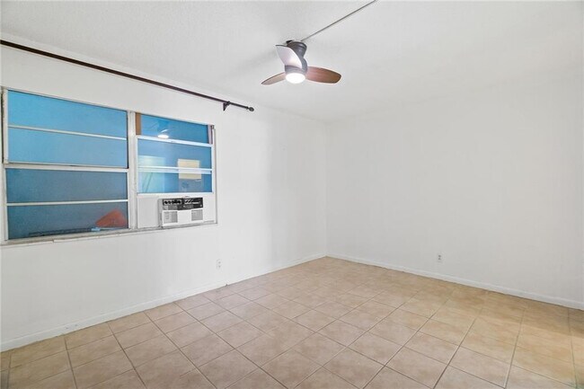 Building Photo - 1142 NE 4th Ave