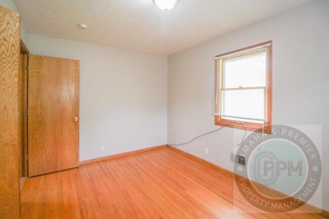 Building Photo - 3 Bedroom 1.5 Bathroom Home Located Minutes from Westroads Mall