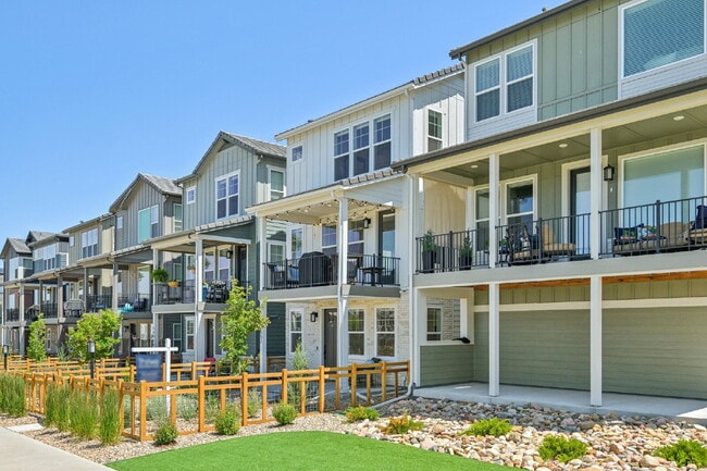 Building Photo - "Experience Spacious Comfort: 4-Bed, 3.5-Bath Retreat on Gladshine Drive!"