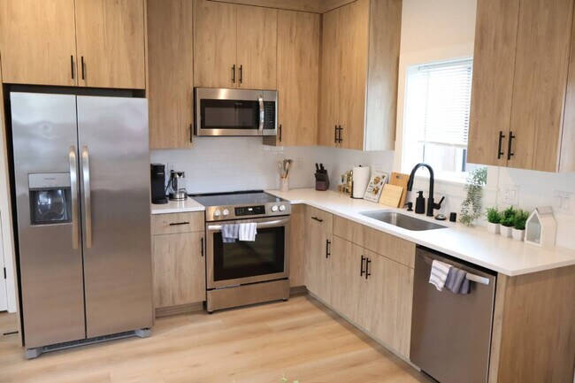 Building Photo - 204 E 35th St